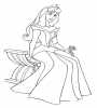 dla dziewczyn kolorowanka do wydruku z bajki Disney Śpiąca królewna Aurora z różyczką w dłoni siedząca na zabytkowym krześle, dla dziewczynek
